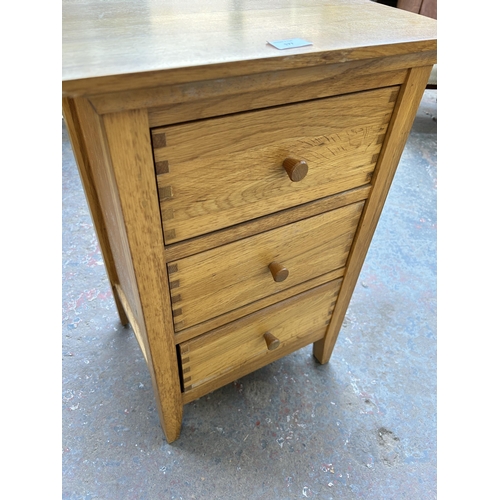 177 - A Willis & Gambier oak bedside chest of drawers - approx. 64cm high x 43cm wide x 38cm deep