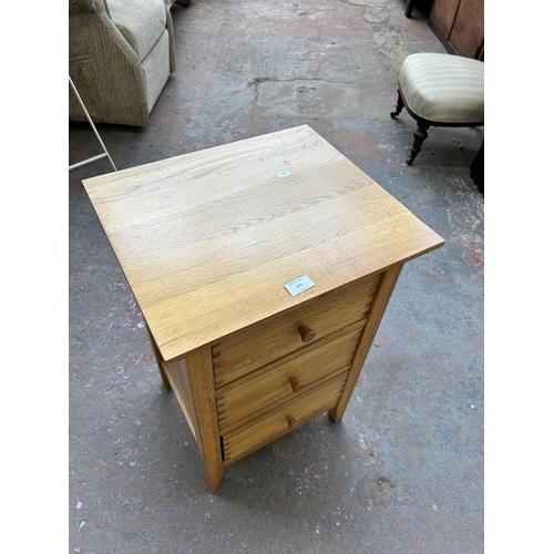 177 - A Willis & Gambier oak bedside chest of drawers - approx. 64cm high x 43cm wide x 38cm deep