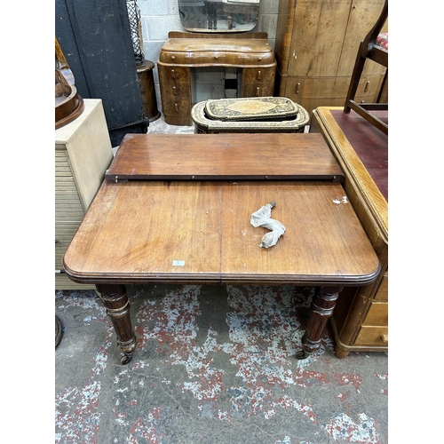 35 - A Victorian mahogany wind out dining table with extra leaf and winder - approx. 72cm high x 103cm wi... 