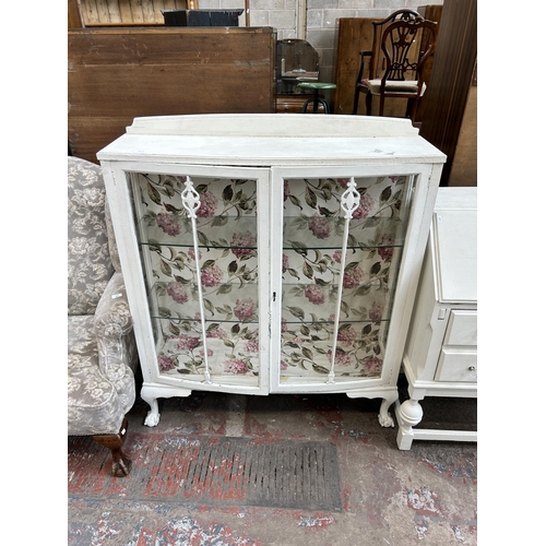 86 - Three pieces of early 20th century white painted furniture, two display cabinets and one bureau - la... 