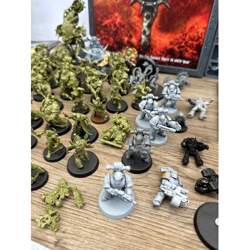 466 - A large collection of Warhammer 40K miniatures and accessories to include Space marines, Death guard... 