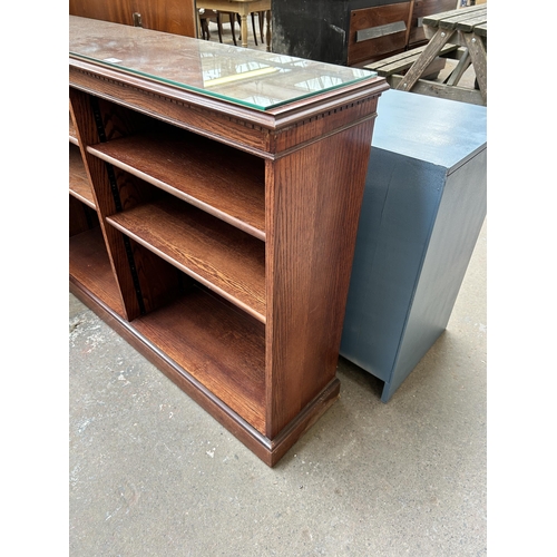 206 - An oak six tier freestanding open bookcase - approx. 93cm high x 136cm wide x 31cm deep