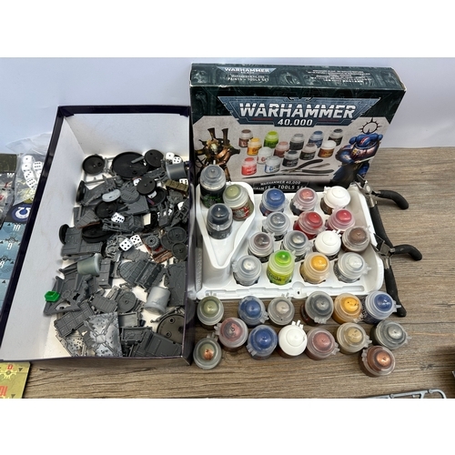 466 - A large collection of Warhammer 40K miniatures and accessories to include Space marines, Death guard... 