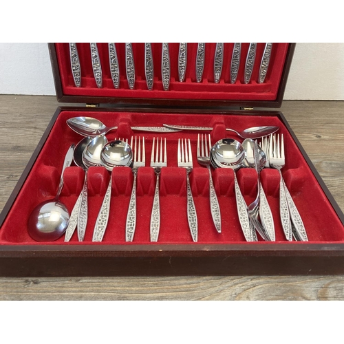 430 - A mid 20th century Oneida mahogany canteen containing Viners International stainless steel cutlery