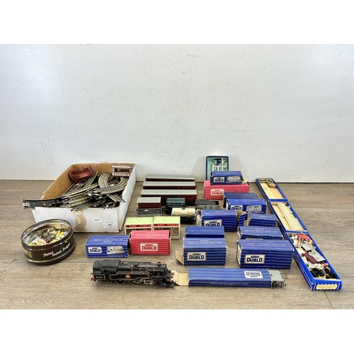 489 - A collection of model railway items to include Hornby by Meccano Dublo 00 gauge twin plate track, Ho... 