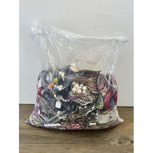 515 - Approx. 10kg of assorted costume jewellery