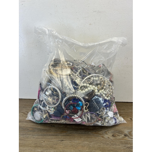 516 - Approx. 10kg of assorted costume jewellery