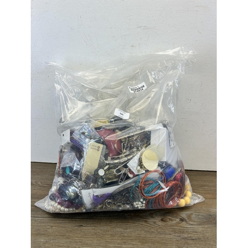 525 - Approx. 10kg of assorted costume jewellery