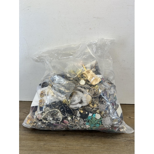 525 - Approx. 10kg of assorted costume jewellery