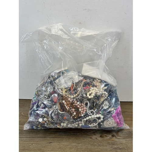 528 - Approx. 10kg of assorted costume jewellery