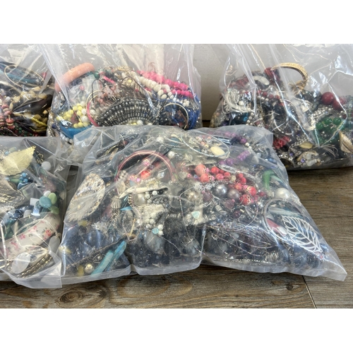 530 - Approx. 20kg of costume jewellery