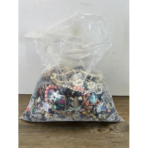 546 - Approx. 10kg of assorted costume jewellery