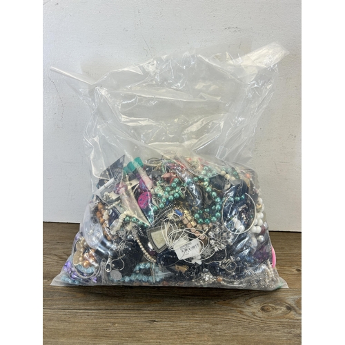 548 - Approx. 10kg of assorted costume jewellery