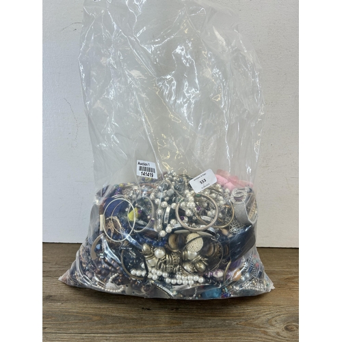 553 - Approx. 10kg of assorted costume jewellery