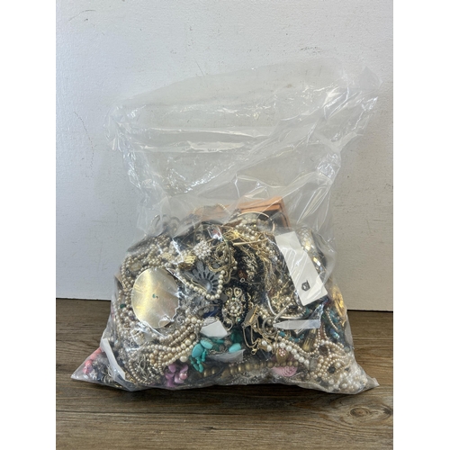 555 - Approx. 10kg of assorted costume jewellery