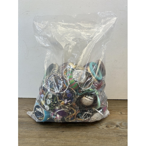 556 - Approx. 10kg of assorted costume jewellery