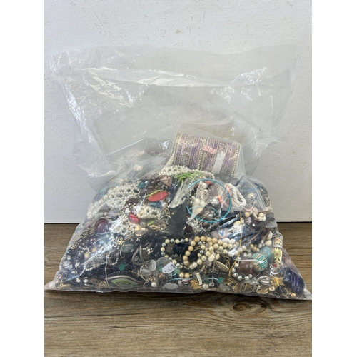 559 - Approx. 10kg of assorted costume jewellery