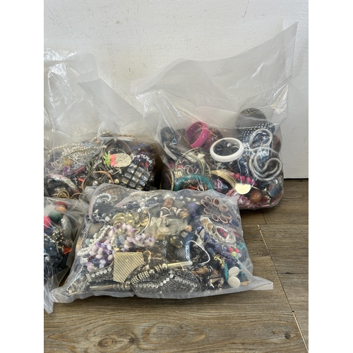 562 - Approx. 20kg of costume jewellery