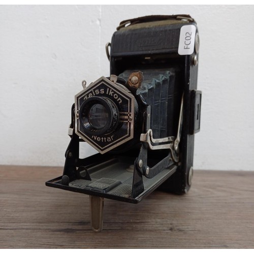 531 - A mid 1930s Zeiss Ikon Nettar 515/2 (version C - hexagonal faceplate) folding camera for 120 film fi... 