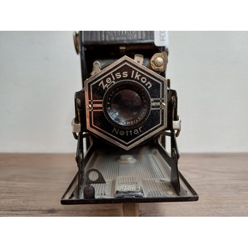 531 - A mid 1930s Zeiss Ikon Nettar 515/2 (version C - hexagonal faceplate) folding camera for 120 film fi... 