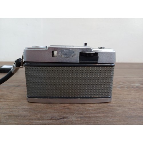 525 - A 1960s Olympus PEN-EE 35mm half-frame point and shoot camera