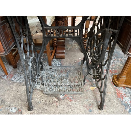 30 - A late Victorian Singer mahogany and cast iron treadle sewing machine, dated 1901 - serial no. P4703... 