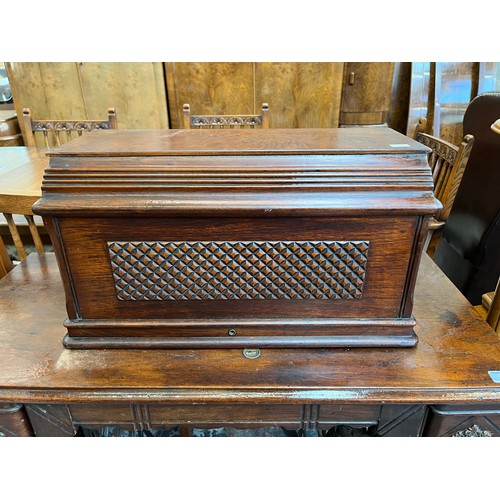 30 - A late Victorian Singer mahogany and cast iron treadle sewing machine, dated 1901 - serial no. P4703... 