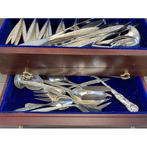 300 - A Rogers Bros. 1847 Esperanto pattern part canteen of stainless steel cutlery