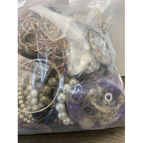 370 - Approx. 10kg of assorted costume jewellery