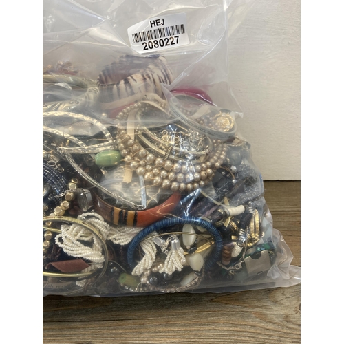 375 - Approx. 10kg of assorted costume jewellery