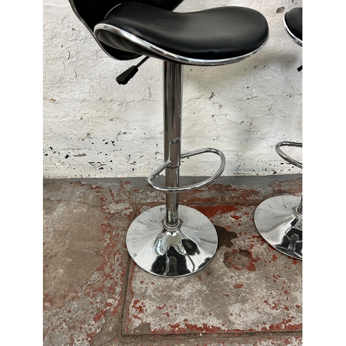 136 - A pair of modern black leatherette and chrome plated kitchen bar stools