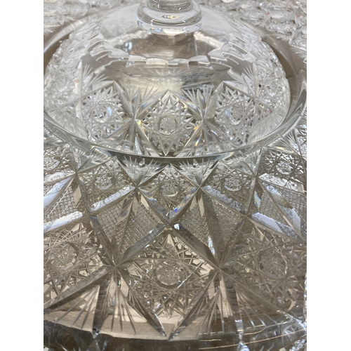 261 - A collection of glassware