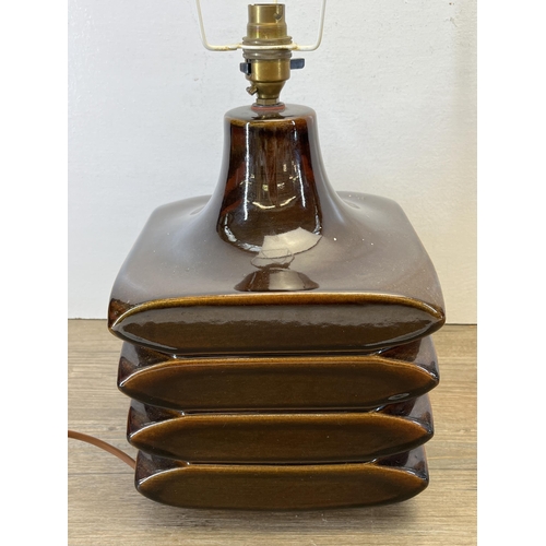 196 - A 1970s Cari Zalloni 'Facette' brown ceramic table lamp - approx. 35cm high