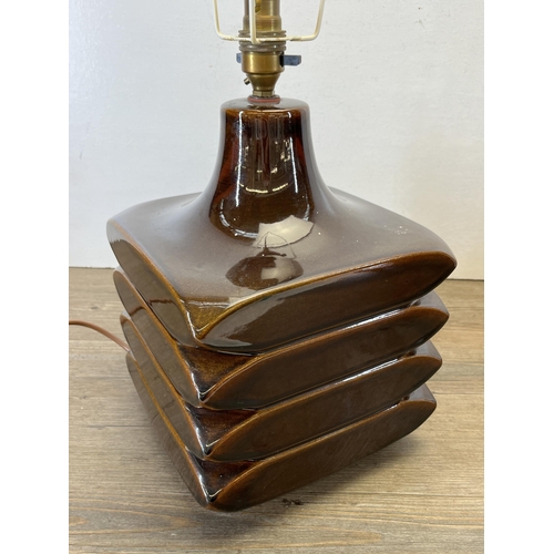 196 - A 1970s Cari Zalloni 'Facette' brown ceramic table lamp - approx. 35cm high