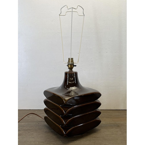 196 - A 1970s Cari Zalloni 'Facette' brown ceramic table lamp - approx. 35cm high