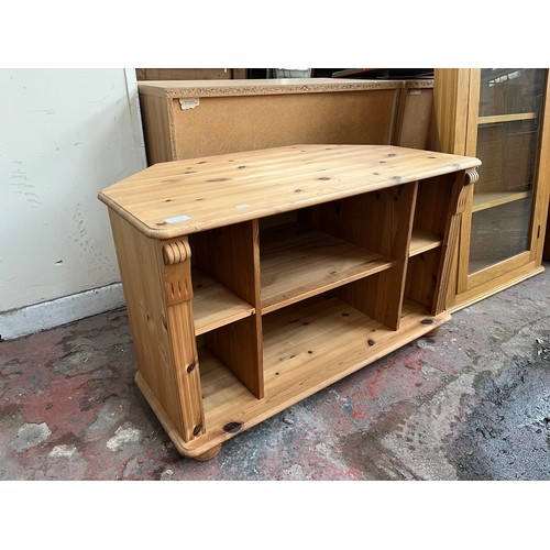 114C - A pine TV stand - approx. 54cm high x 90cm wide x 52cm deep