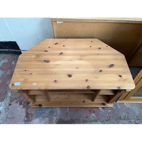 114C - A pine TV stand - approx. 54cm high x 90cm wide x 52cm deep