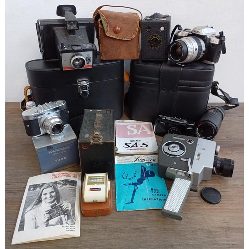 627 - A collection of cameras and accessories to include cased Sigma SA-5 35mm SLR, boxed mid 1950s Voigtl... 