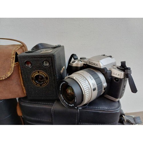 627 - A collection of cameras and accessories to include cased Sigma SA-5 35mm SLR, boxed mid 1950s Voigtl... 