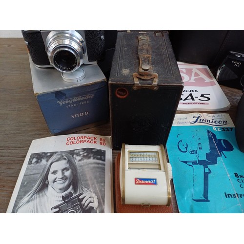 627 - A collection of cameras and accessories to include cased Sigma SA-5 35mm SLR, boxed mid 1950s Voigtl... 