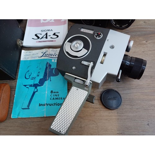 627 - A collection of cameras and accessories to include cased Sigma SA-5 35mm SLR, boxed mid 1950s Voigtl... 