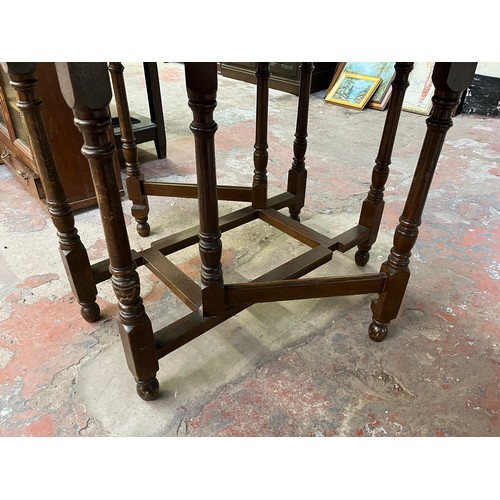 22 - A mid 20th century oak drop leaf gate leg oval dining table - approx. 75cm high x 90cm wide x 146cm ... 