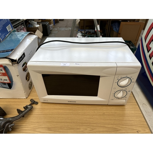 753 - A Samsung M1713N 800 watt microwave oven