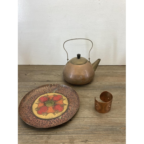 346 - Five pieces of metalware, copper and enamel circular plate - approx. 22cm diameter, beaten copper pe... 