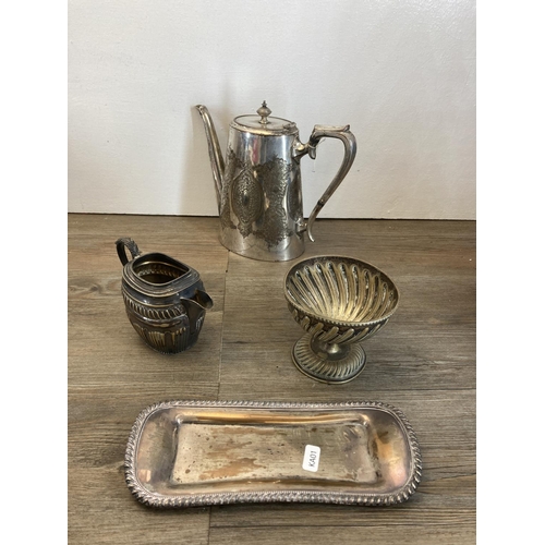 357 - A collection of metalware to include a 19th century silver plated circular footed tray - approx. 25c... 