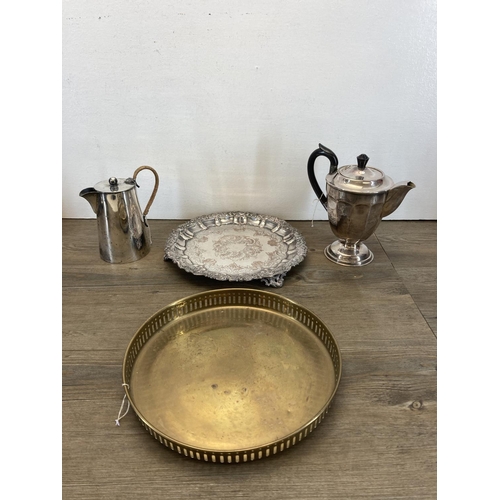 357 - A collection of metalware to include a 19th century silver plated circular footed tray - approx. 25c... 