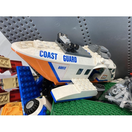 397 - A collection of assorted lego