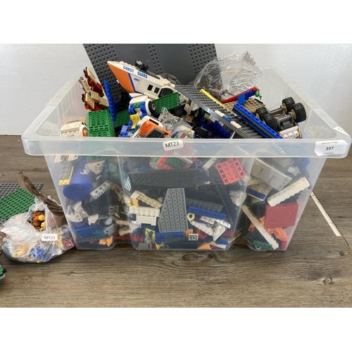 397 - A collection of assorted lego