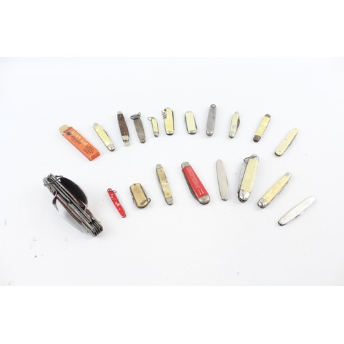 2353 - A collection of pocket knives