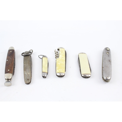 2353 - A collection of pocket knives